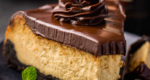 Baileys Käsekuchen ohne Alkohol mit Oreo-Boden und Schoko-Ganache auf einem Kuchenteller