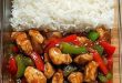 Chinesische Hähnchenpfanne mit Gemüse und Sojasauce im Wok