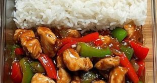 Chinesische Hähnchenpfanne mit Gemüse und Sojasauce im Wok