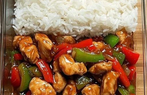 Chinesische Hähnchenpfanne mit Gemüse und Sojasauce im Wok