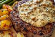 Knoblauch-Parmesan-Creme-Steak mit Kartoffeln und Spargel auf Teller
