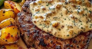Knoblauch-Parmesan-Creme-Steak mit Kartoffeln und Spargel auf Teller