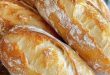 Frisch gebackene Mini Baguette-Brötchen auf Backpapier
