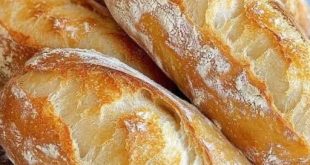 Frisch gebackene Mini Baguette-Brötchen auf Backpapier
