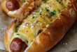 Cheddar-Gefüllte Hotdog-Brötchen mit geschmolzenem Käse und Frühlingszwiebeln