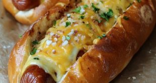 Cheddar-Gefüllte Hotdog-Brötchen mit geschmolzenem Käse und Frühlingszwiebeln