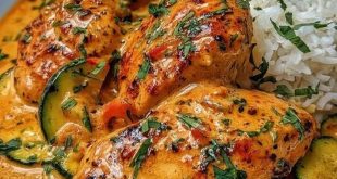 Paprika Zucchini Sahne Hähnchen in cremiger Sauce mit Gemüse in Pfanne