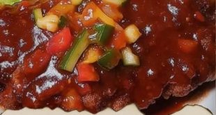 Paprika-Schnitzel mit Salat und Pommes auf Teller serviert
