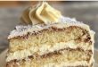 Omas Buttercremetorte mit cremiger Füllung auf Kuchenteller