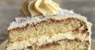 Omas Buttercremetorte mit cremiger Füllung auf Kuchenteller