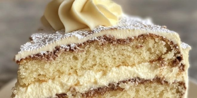 Omas Buttercremetorte mit cremiger Füllung auf Kuchenteller
