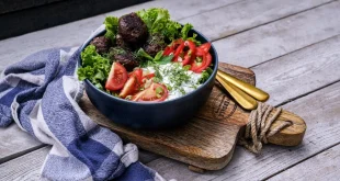 Griechische Fleischbällchen-Schüssel mit Tzatziki und Reis