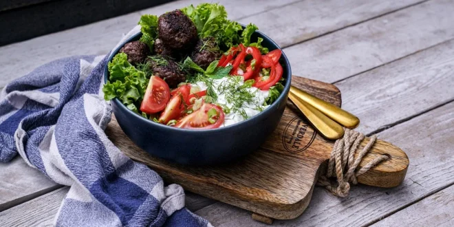 Griechische Fleischbällchen-Schüssel mit Tzatziki und Reis