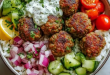 Griechische Fleischbällchen-Schüssel mit Reis, Tzatziki und Gemüse
