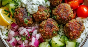 Griechische Fleischbällchen-Schüssel mit Reis, Tzatziki und Gemüse