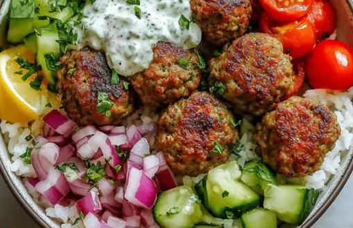 Griechische Fleischbällchen-Schüssel mit Reis, Tzatziki und Gemüse