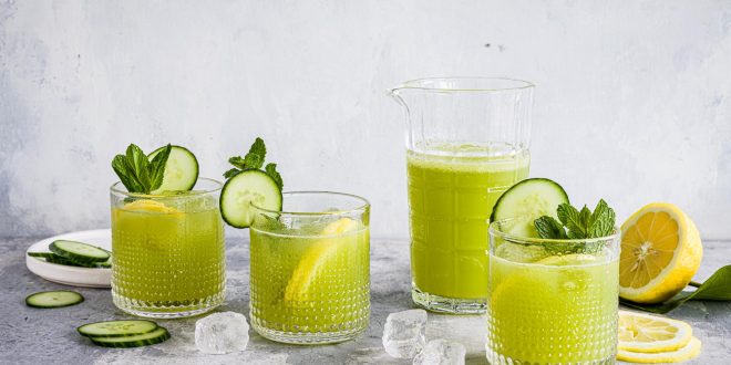 Frische Gurkenlimonade mit Zitronenscheiben und Eiswürfeln in Glas serviert