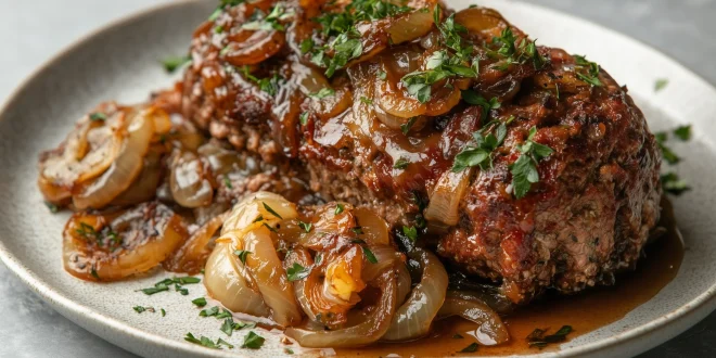 Französischer Zwiebelhackbraten in Scheiben mit Sauce serviert
