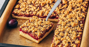 Zwetschgenkuchen vom Blech mit Streuseln und frischen Zwetschgen