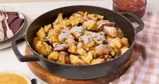 Kaiserschmarrn goldbraun karamellisiert mit Rosinen und Puderzucker serviert
