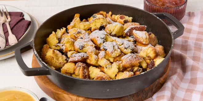 Kaiserschmarrn goldbraun karamellisiert mit Rosinen und Puderzucker serviert