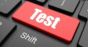 Topf mit cremigem Rosenkohleintopf und saftigen Hackbällchen.