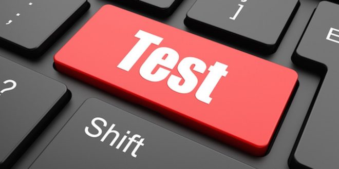 Topf mit cremigem Rosenkohleintopf und saftigen Hackbällchen.