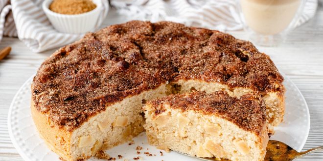 Apfel Zimtkuchen mit Zimt-Zucker-Kruste aufgeschnitten