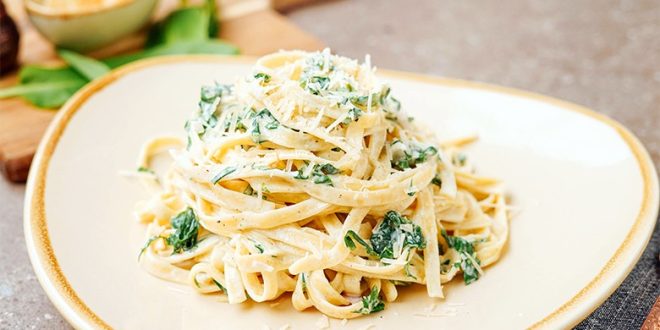 Cremige Käse Knoblauch Parmesan Spaghetti mit Petersilie