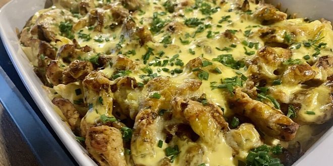 Gyros-Auflauf mit Sauce Hollandaise, Kartoffeln und Käse goldbraun überbacken