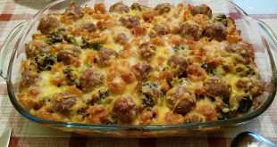 Fleischbällchen und Nudelauflauf mit geschmolzenem Käse im Ofen