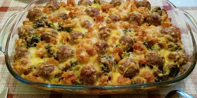 Fleischbällchen und Nudelauflauf mit geschmolzenem Käse im Ofen