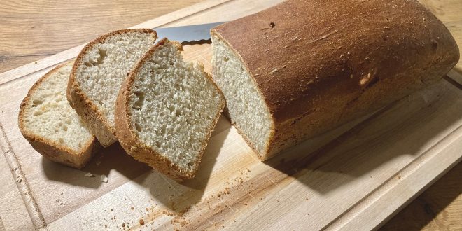 Schnelles und einfaches Brot goldbraun auf Gitter abgekühlt