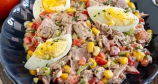 Thunfischsalat mit Ei und Joghurt-Dressing in Schüssel serviert