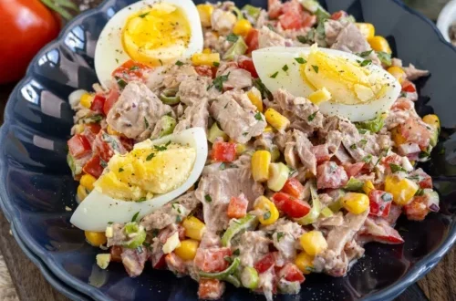 Thunfischsalat mit Ei und Joghurt-Dressing in Schüssel serviert