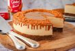 Ein cremiger Biscoff Caramel Cheesecake mit Karamell-Spiegel und Keks-Garnitur auf einer Servierplatte.