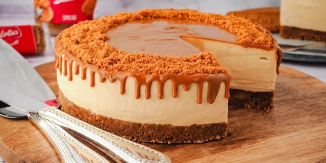 Ein cremiger Biscoff Caramel Cheesecake mit Karamell-Spiegel und Keks-Garnitur auf einer Servierplatte.